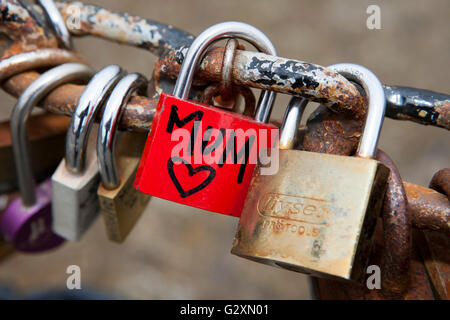 Amore si blocca sul lungomare a Pier Head, Liverpool, Merseyside, Regno Unito Foto Stock