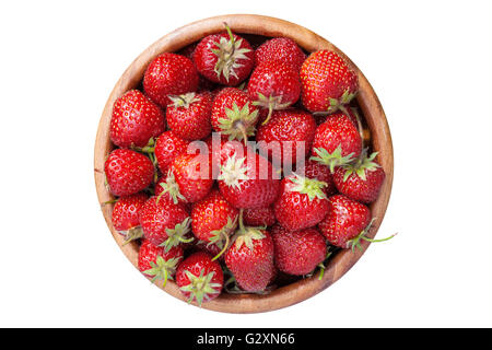 Fragole in ciotola di legno, isolato su bianco, vista dall'alto. Foto Stock