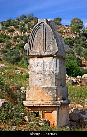 Un sarcofago in antico Patara, Lycia, provincia di Antalya, Turchia Foto Stock