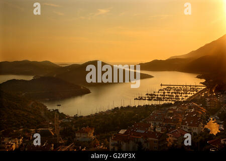 Vista parziale della bellissima città di Kas (antico nome: 'Antiphellos') prima del tramonto. Lycia, provincia di Antalya, Turchia. Foto Stock