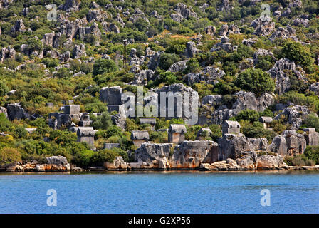 Sarcofagi presso la necropoli di Ucagiz (antica Teimiussa), Kekova, Lycia, provincia di Antalya, Turchia Foto Stock