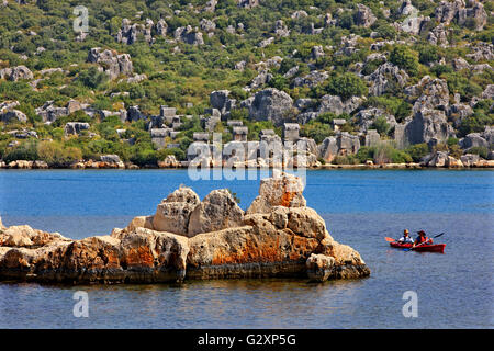 Sarcofagi presso la necropoli di Ucagiz (antica Teimiussa), Kekova, Lycia, provincia di Antalya, Turchia Foto Stock