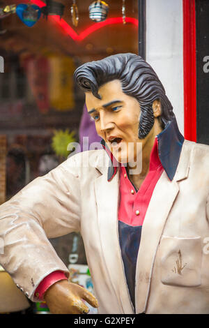 Statua di Elvis Presley sul marciapiede esterno del Dixieland piaceri regali e souvenir shop nel centro di Nashville, Tennessee Foto Stock