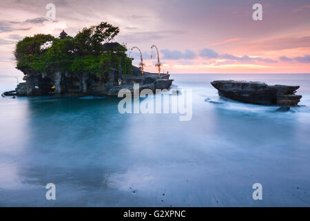 Pura Tanah Lot al tramonto, famosa Ocean tempio di Bali, Indonesia. Foto Stock