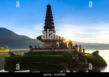 Pura Ulun Danu Bratan a sunrise, famoso tempio sul lago, Bedugul, Bali, Indonesia. Foto Stock