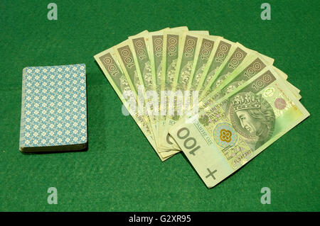 Carte da poker e contanti sul tavolo del poker. Valuta zloty polacco. Foto Stock
