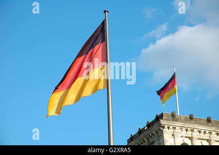 Tedesco bandiere sopra il palazzo del Reichstag a Berlino Germania Foto Stock