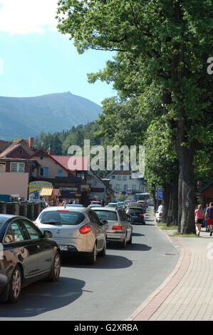 KARPACZ, Polonia - 14 agosto: il traffico in città Karpacz nei monti Karkonosze Polonia 14.08.2013 Foto Stock