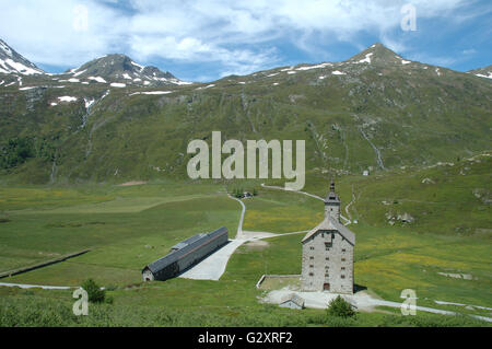 Passo del Sempione, Svizzera - 23 giugno: Valle e alcuni edifici nelle vicinanze del Simplon Pass in Svizzera 23.06.2010 Foto Stock