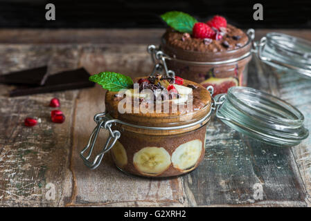 Il cioccolato chia budino di seme stratificato e guarnita con frutta fresca Foto Stock