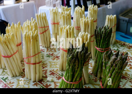 Bianco e asparagi verdi sul display in un mercato degli agricoltori Foto Stock