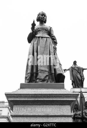 Florence Nightingale statua con la guerra di Crimea Memorial dietro. Foto Stock