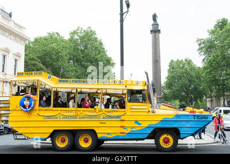 Un autobus London Duck Tours passa davanti alla colonna Duke of York sul London's Pall Mall, Londra, Inghilterra, Regno Unito Foto Stock