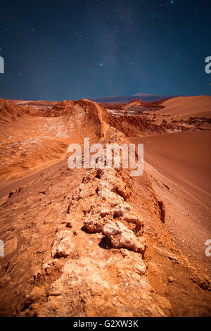 Cielo notturno. Anfiteatro è bella la formazione geologica della Valle della Luna nel Deserto di Atacama, Cile Foto Stock