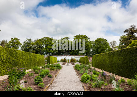 Giardino murato a Threave Gardens, vicino a Castle Douglas, Dumfries and Galloway, Scozia Foto Stock