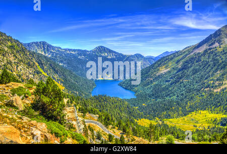 Una bella immagine del Lago Oredon situato nei Pirenei francesi montagne.blu Foto Stock