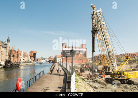 Gli operai di cantiere in costruzione sul sito Granary Island, Gdansk, Polonia, Europa Foto Stock