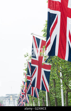 Union Jack si è accatastato sul Mall dopo la sfilata Trooping the Color on Horse Guards, Londra, Regno Unito Foto Stock