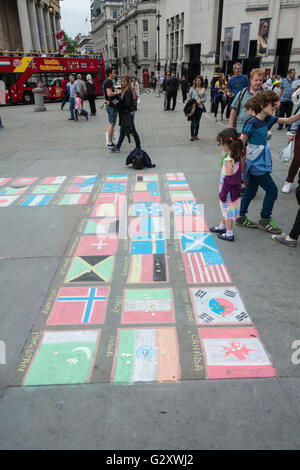 Pavimentazione arte in Trafalgar Square, London, Regno Unito - colorata gesso disegni di bandiere nazionali Foto Stock