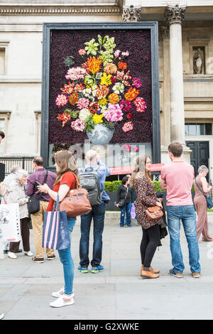 London Trafalgar Square e la Galleria Nazionale: una ricreazione di una natura morta di fiori in un vaso Wan-Li Foto Stock