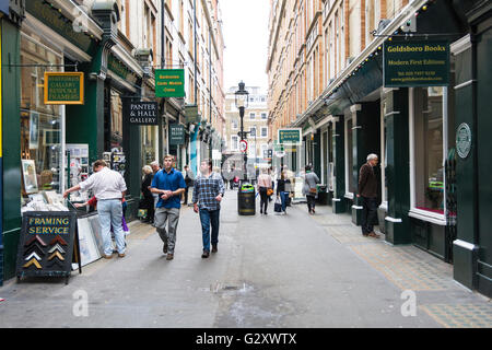 Persone alla ricerca di rare e librerie antiquarie su Cecil Court, Covent Garden di Londra, Regno Unito Foto Stock