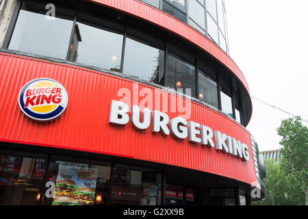 Esterno di Burger King è affollato ristorante fast food nel cuore di Leicester Square. Foto Stock