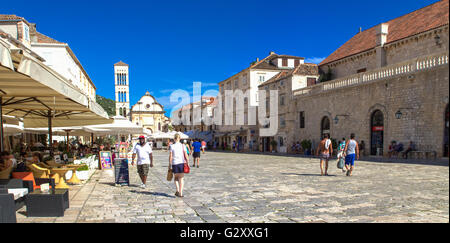 HVAR, Croazia - luglio 1, 2009: Unidentified persone sulla strada di Stari Grad Hvar, Croazia. Stari Grad (Pharos) è il più vecchio Foto Stock