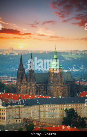 Scenic estate panorama della città vecchia architettura con il fiume Moldava e dalla Cattedrale di San Vito a Praga, Repubblica Ceca Foto Stock
