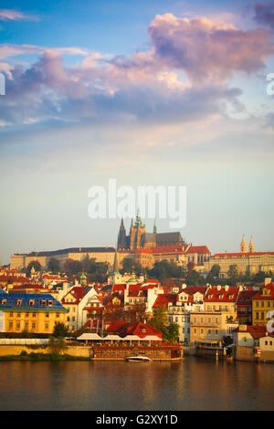 Scenic estate panorama della città vecchia architettura con il fiume Moldava e dalla Cattedrale di San Vito a Praga, Repubblica Ceca Foto Stock