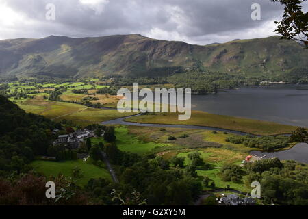 Derwent Water e Borrowdale visto dalla vista a sorpresa nel Parco Nazionale del Distretto dei Laghi Foto Stock