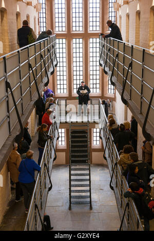 Guida in abito storico / giochi di ruolo trattative per un tour di gruppo / gruppi turistici di turisti in Lincoln Castle carcere Vittoriano. Foto Stock