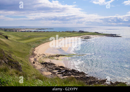 Vista della spiaggia di sabbia in West Bay con borgo oltre sul Firth of Forth coast visto dalla collina di Kincraig. Elie e Earlsferry East Neuk Fife Scozia UK Foto Stock