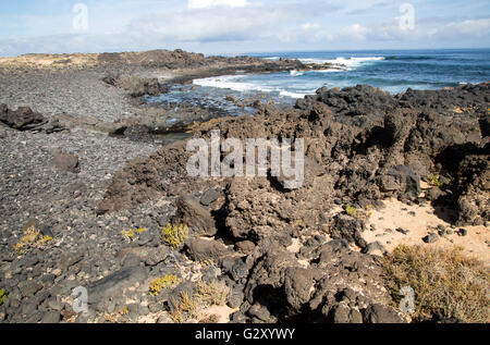 Piccola caletta rocciosa a Caleta de Caballo, Lanzarote, Isole canarie, Spagna Foto Stock