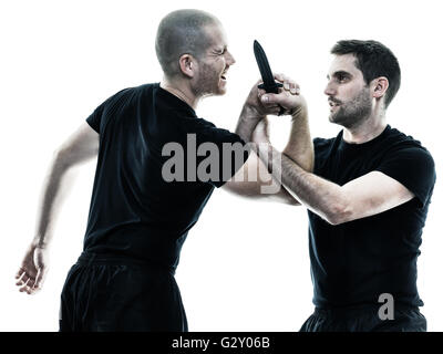 Due uomini caucasici Krav Maga fighters combattimenti silhouette isolato su sfondo bianco Foto Stock