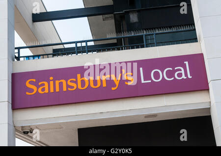 Segno per la filiale di Sainsbury's locale. Un piccolo locale supermercato convenienza nel Regno Unito, azionato dalla grande catena supermaket. Foto Stock