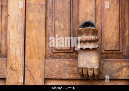 Una porta respingente conformato come una mano su di una hacienda tradizionale stile di legno scolpito sulla porta di una casa storica in San Miguel De Allende, Messico. Foto Stock