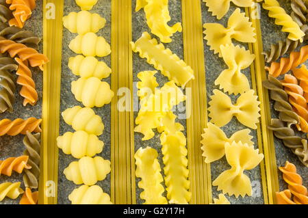 Mix di pasta disposte su un tavolo di pietra Foto Stock