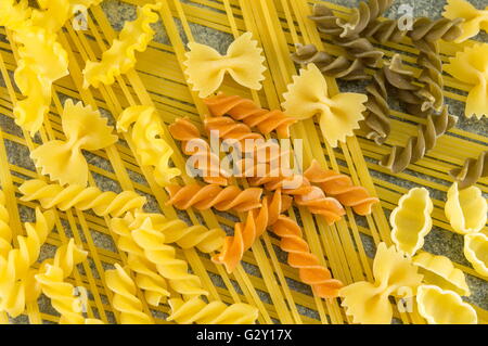 Mix di pasta disposte su un tavolo di pietra Foto Stock