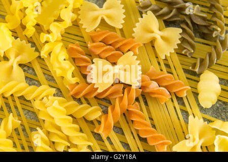 Mix di pasta disposte su un tavolo di pietra Foto Stock