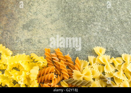 Mix di pasta disposte su un tavolo di pietra Foto Stock