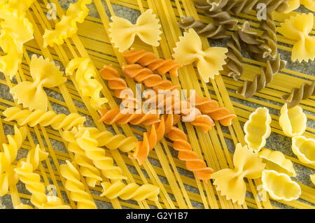 Mix di pasta disposte su un tavolo di pietra Foto Stock