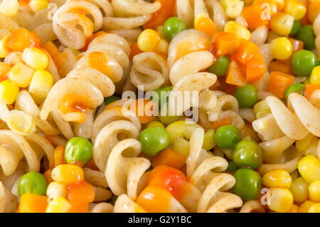 Maccheroni servita con verdure vicino. Pasto colorato Foto Stock