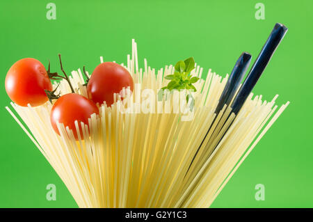 Materie spaghetti e pomodoro nella forma a spirale pronti per la cottura Foto Stock