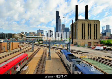 Chicago, Illinois, Stati Uniti d'America. Amtrak locomotori e attrezzature seduti sui binari di servizio in un impianto motore appena fuori la Stazione Union Station. Foto Stock