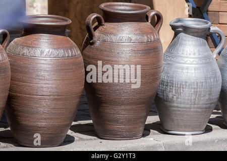 Pentole di creta produzione artigianale in fiera rurale Foto Stock