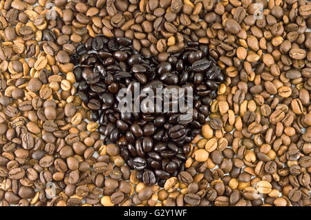 Mazzetto di chicchi di caffè tostati sfondo di formatura Foto Stock