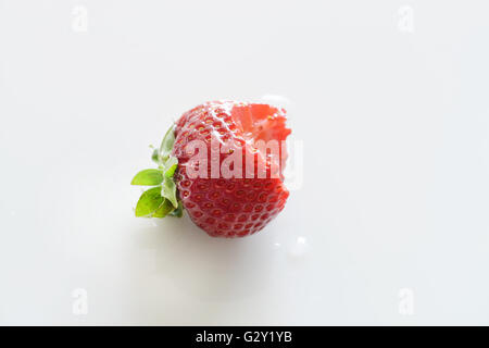 Boccone fuori di una fragola fresca Foto Stock