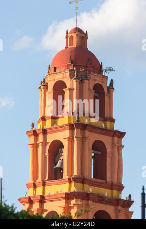 Il Templo del Oratorio de San Felipe Neri campanile nel centro storico di San Miguel De Allende, Messico. Foto Stock