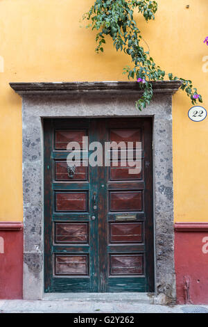 Stile coloniale spagnolo home e la vecchia porta di legno nel centro storico su Aldana Street in San Miguel De Allende, Messico. Foto Stock