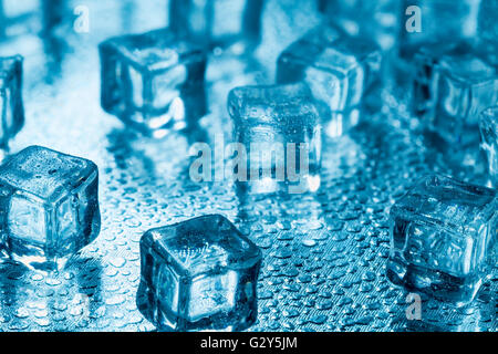 Molti di fusione blu di cubetti di ghiaccio sul vetro Foto Stock